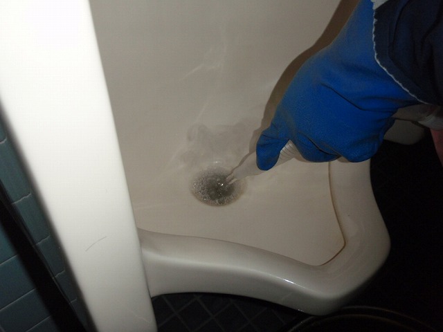 便器清掃尿石・水垢除去中